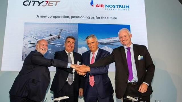 Los principales ejecutivos de Air Nostrum y de CityJet, ayer, en Farnborough International Airshow (Irlanda).