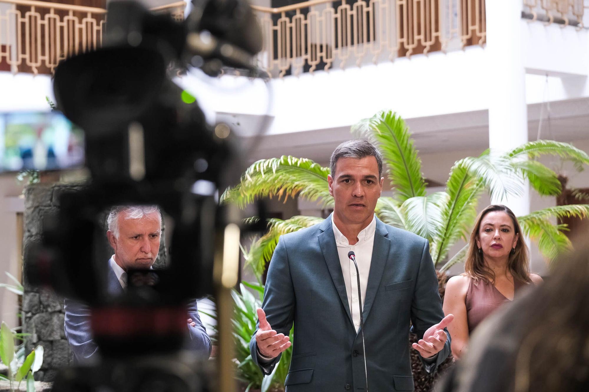 Encuentro entre Pedro Sánchez y Ángel Víctor Torres en el Cabildo de Lanzarote