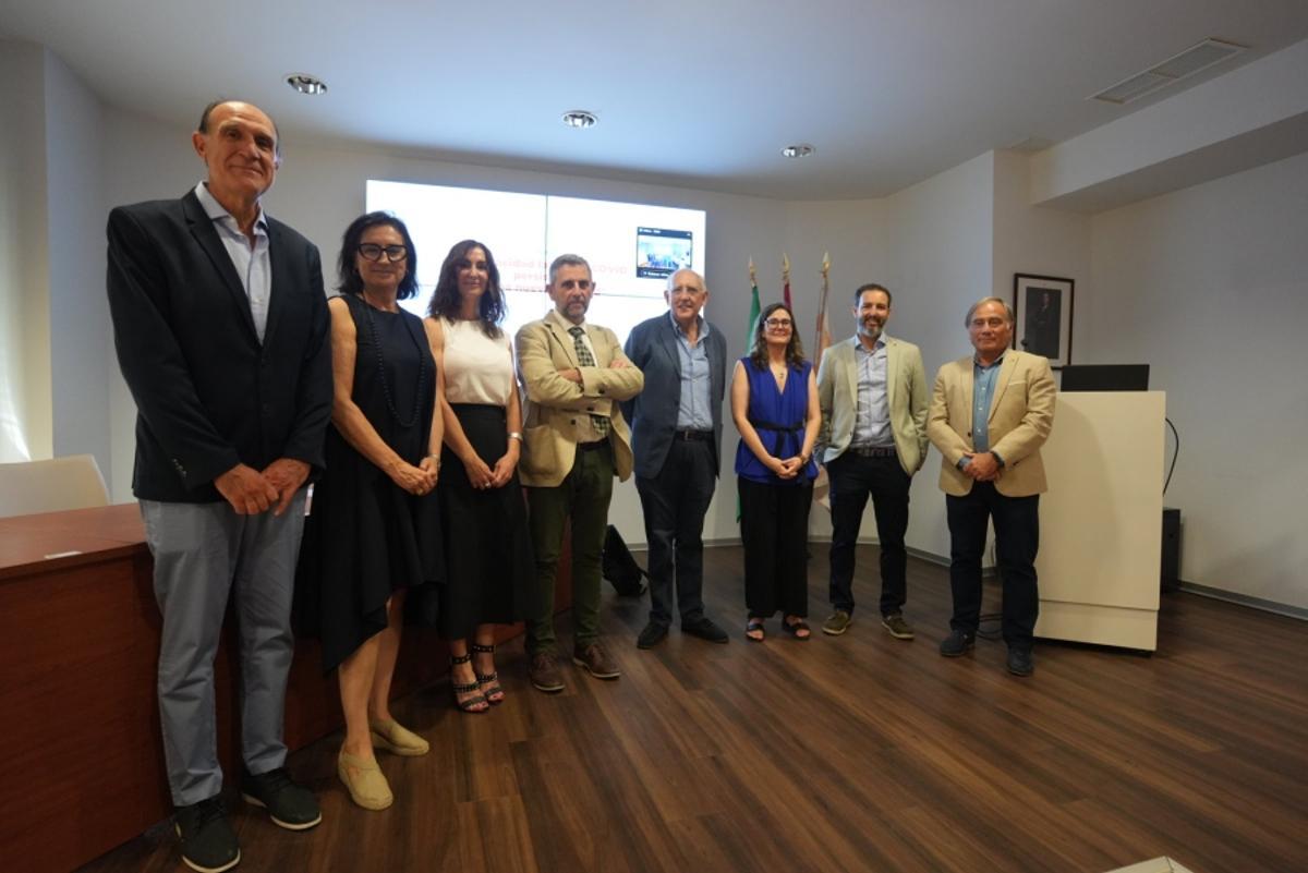Autoridades e investigadores participantes en la jornada.
