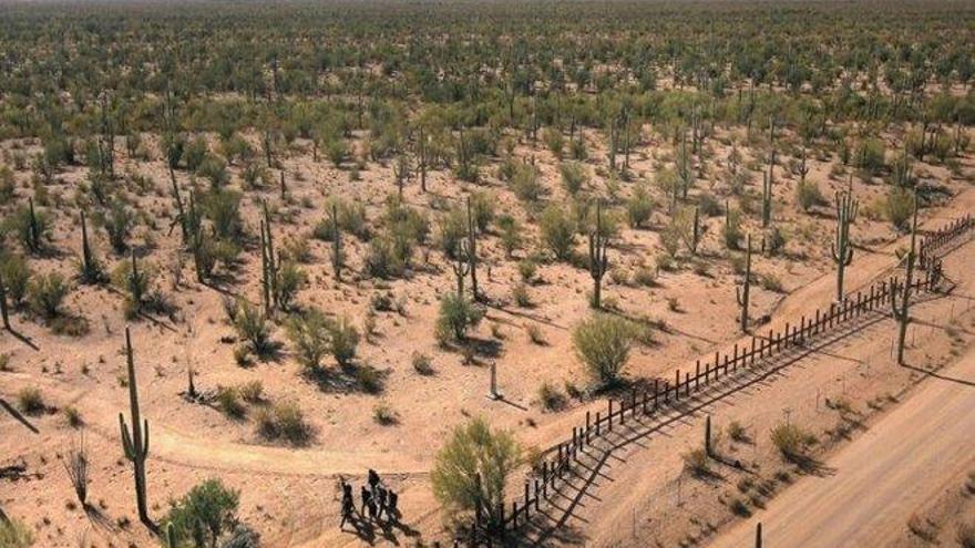 Muere una niña inmigrante al intentar cruzar el desierto de Arizona