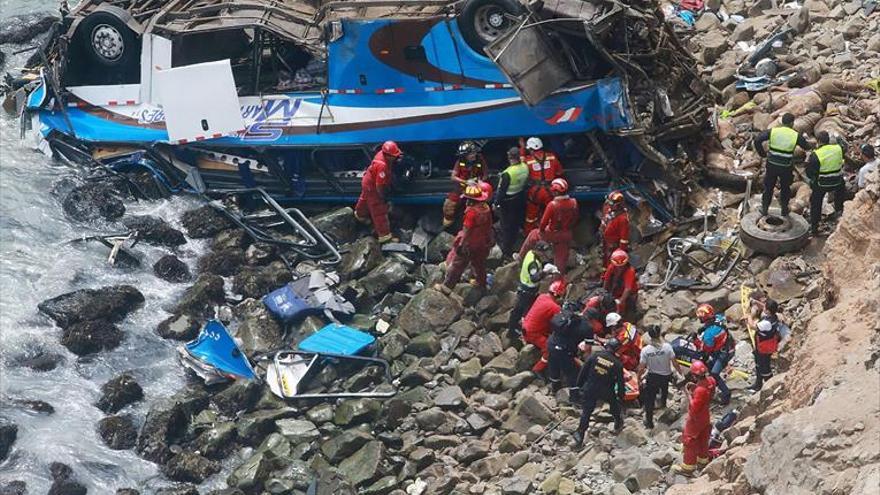 Nueve muertos al caer un bus por un barranco en Perú