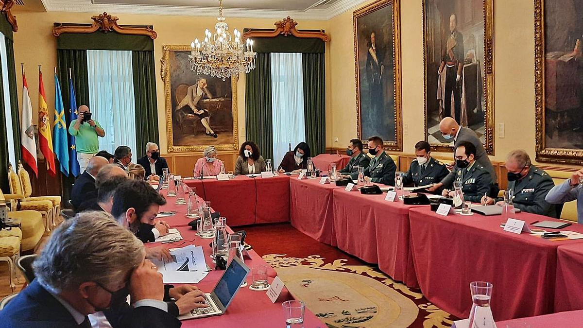 Representantes políticos y policiales en la Junta Local de Seguridad, en el salón de recepciones del Ayuntamiento.