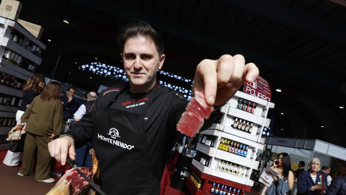 Concurso de cortadores de jamón en Salenor, celebrado este martes en el pabellón de La Magdalena de Avilés
