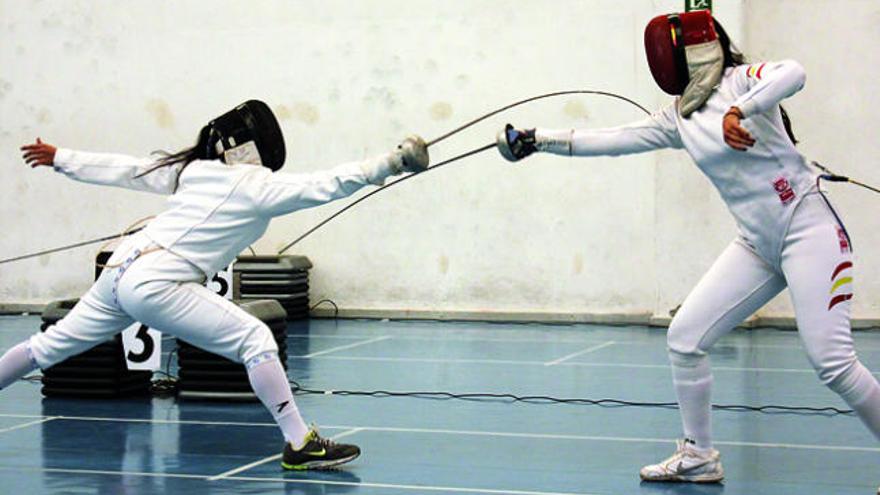 La tiradora grancanaria Irina Ortiz, a la izquierda de la imagen, combate junto a Judith Ruiz en la final del Campeonato de Canarias