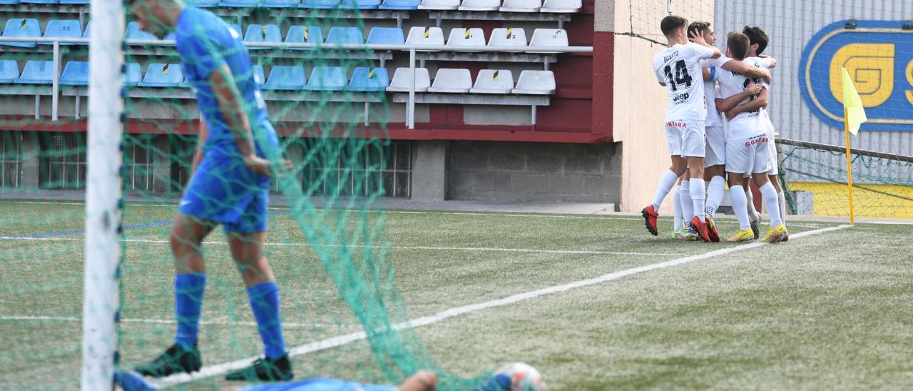 Partido disputado entre A Silva y el Atlético de Arteixo en el campo de Agrela.