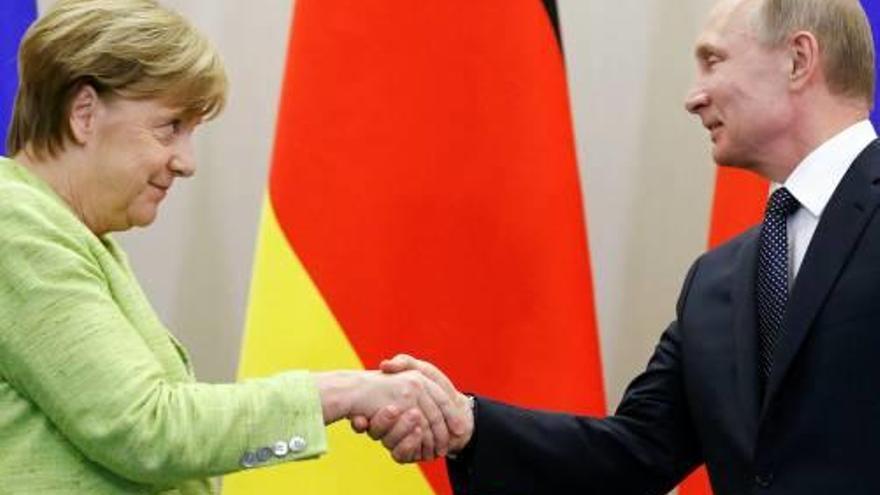 Merkel i Putin se saluden abans de la roda de premsa.