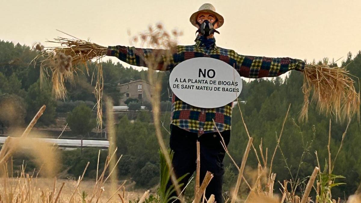 Imatge de l'espantaocells a la finca on s'ha d'edificar la planta de biogàs