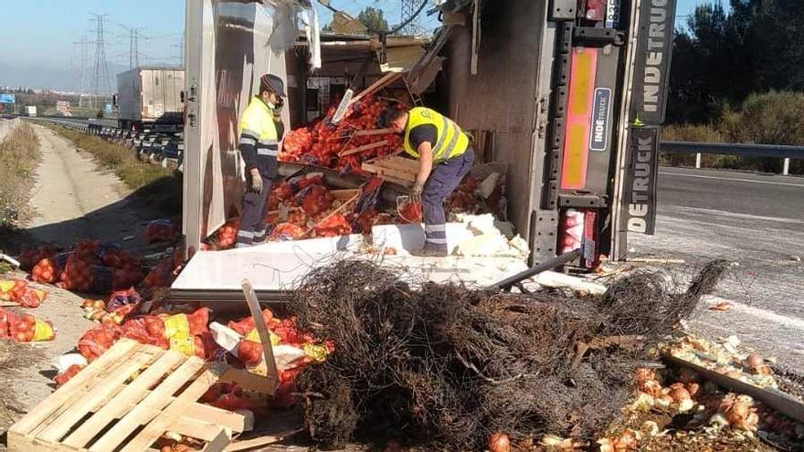 Bolca un camió a l'AP-7 al seu pas per Borrassà