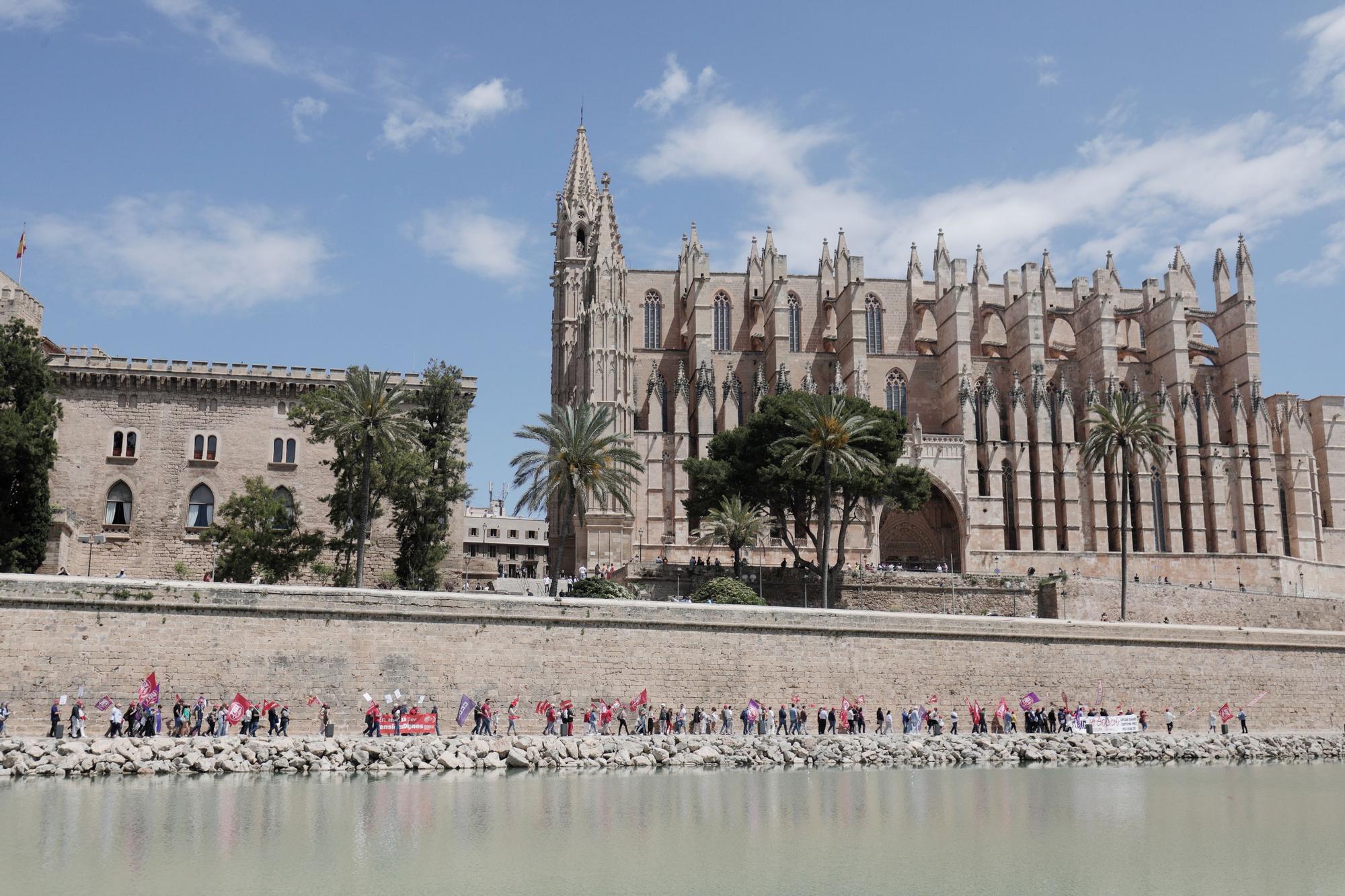 Un millar de personas reclaman en Palma "contener los precios y subir los salarios"