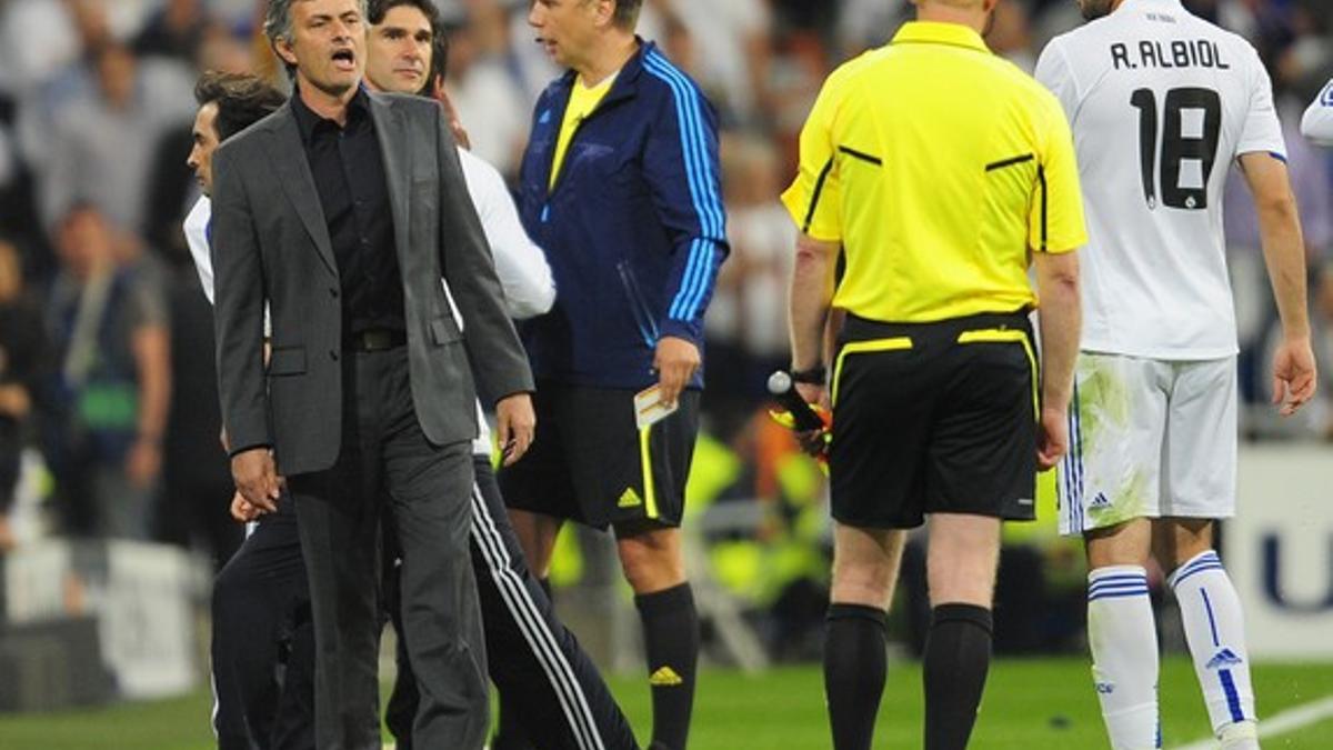 Mourinho se dirige al árbitro en el partido de ida de las semifinales de la Champions ante el Barça.