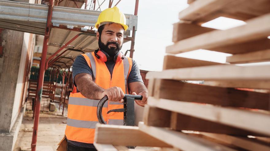 Galicia salva su mercado laboral con un alza del 40% en la contratación de extranjeros