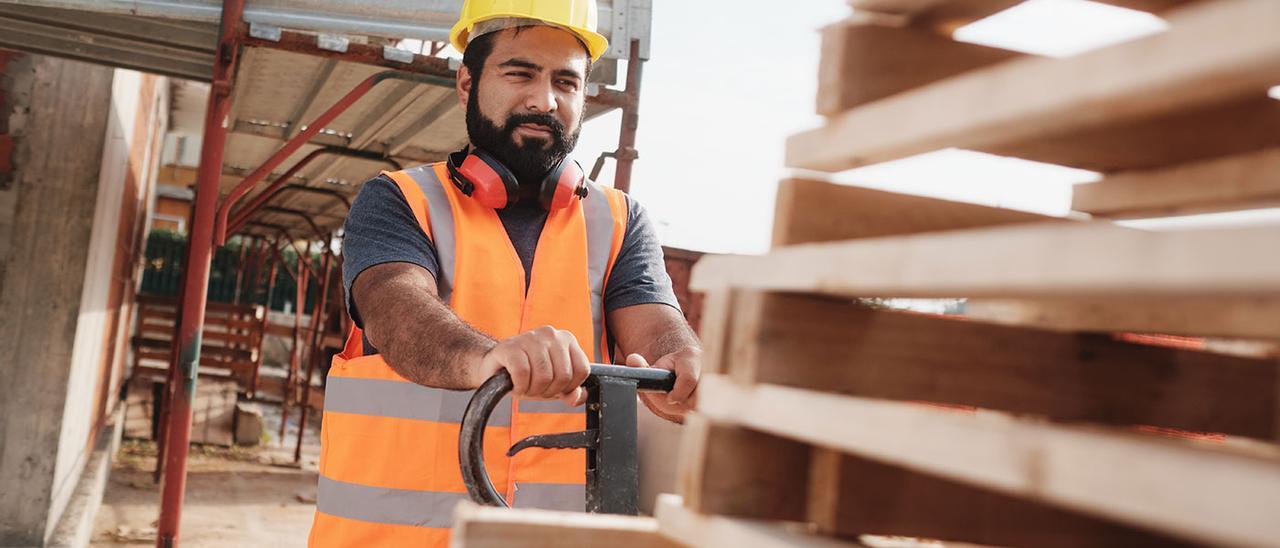 Un operario de la construcción en una obra