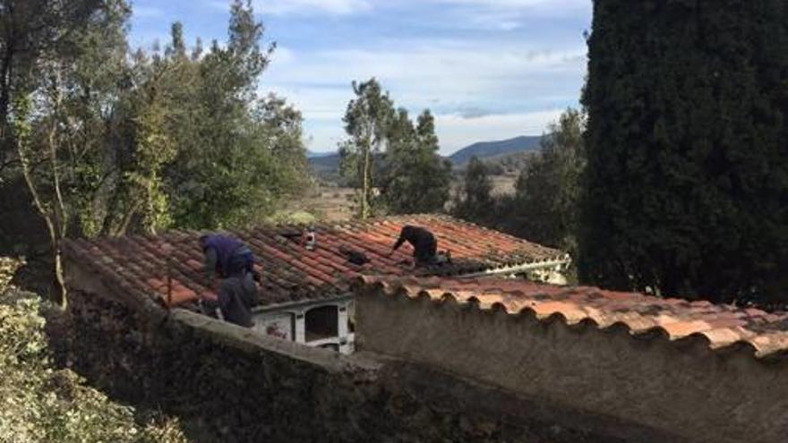 Els operaris treballen en la reparació de la teulada