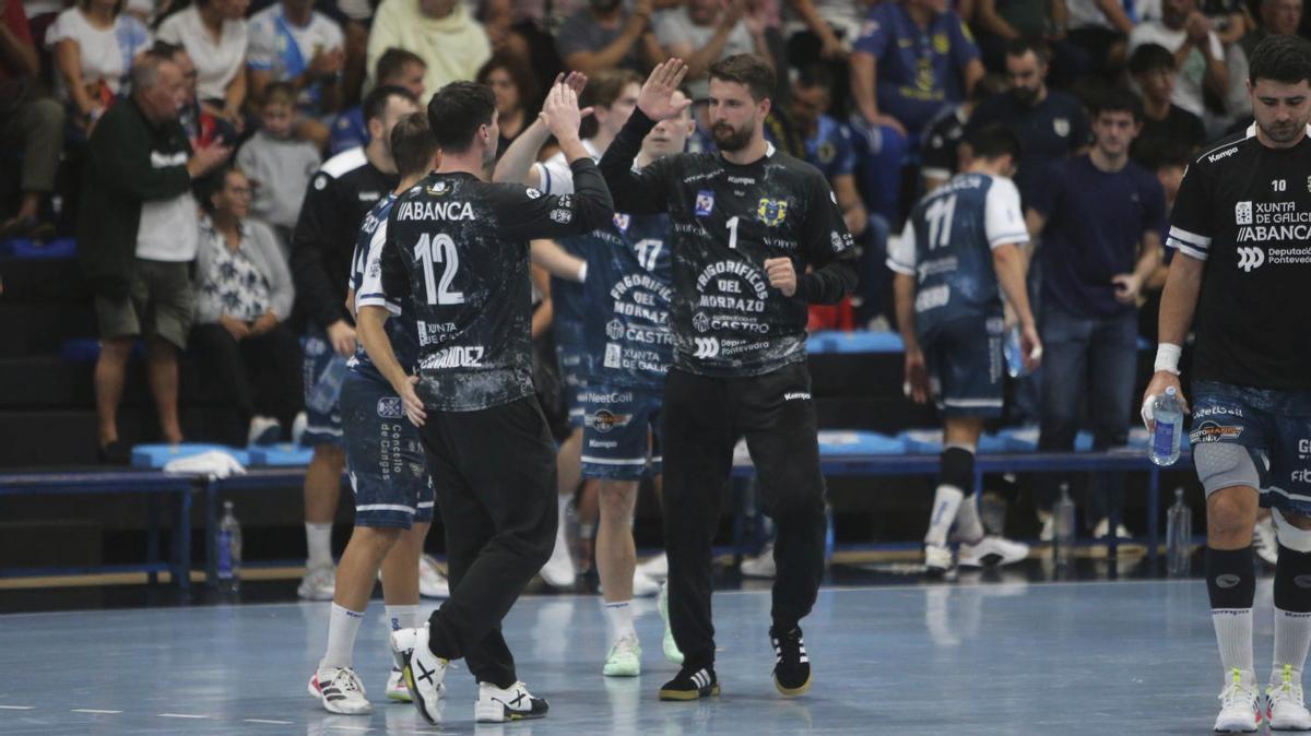 Ivan Panjan en el pasamanos previo a un partido con sus compañeros. |  Santos Álvarez