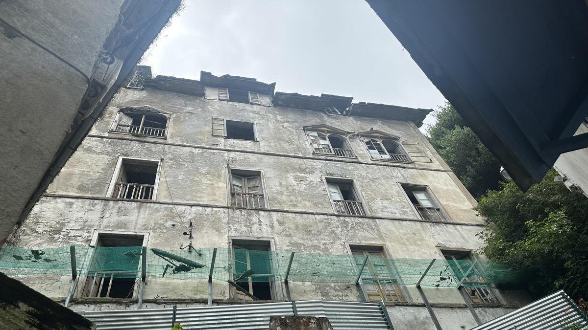 Ruinas del antiguo cuartel de la Guardia Civil de Luarca, en la calle Caleros.