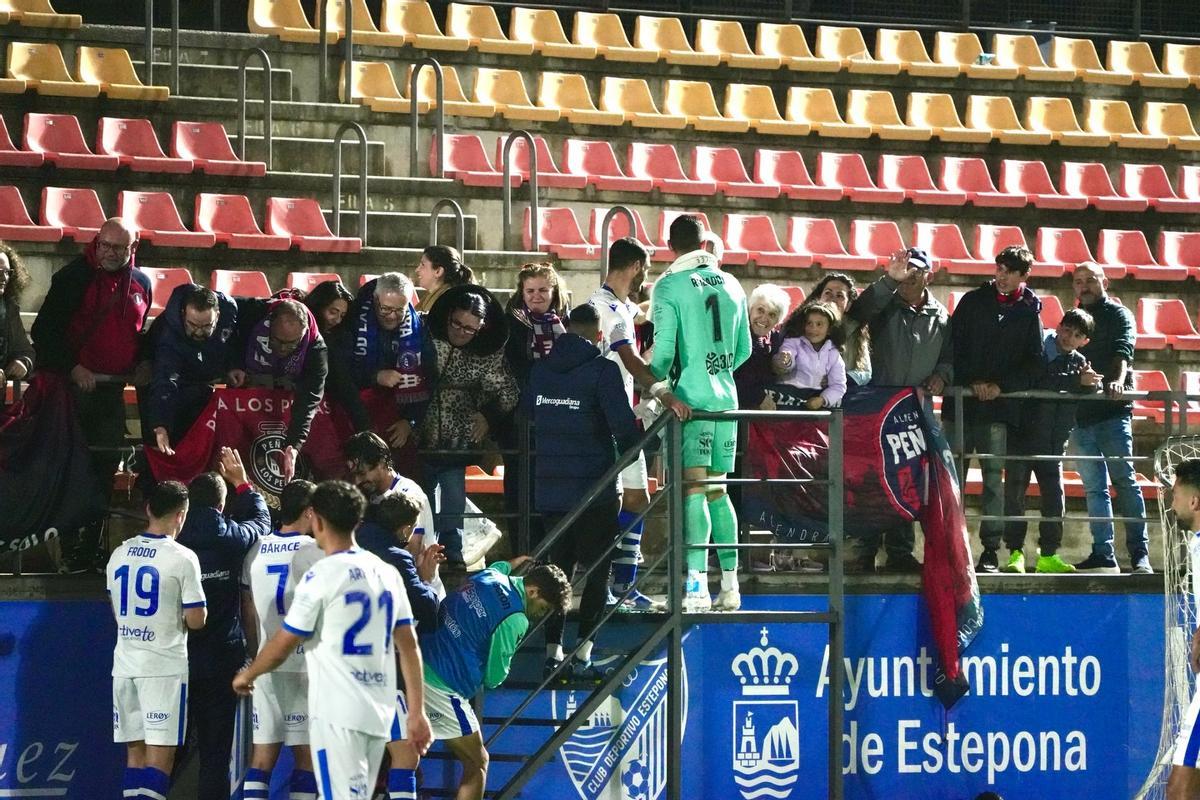 Jugadores del Extremadura saludan a la afición azulgrana desplazada a Estepona.