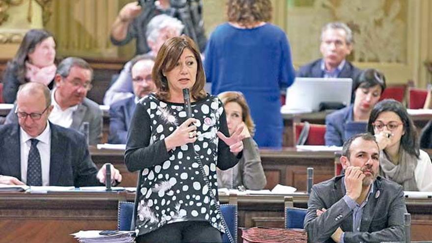 Francina Armengol durante el debate del Parlament de ayer sobre los vuelos interislas.