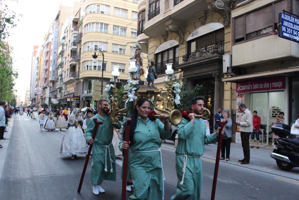 La asociación de Niños de la Calle San Vicente ha celebrado su tradicional procesión, con la participación de centenares de niños y familiares, acto de principal de su fiesta anual, que organizan de forma ininterrumpida desde el año 1625.