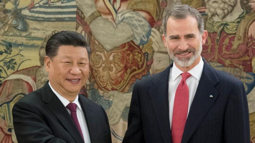 El Rey Felipe VI saluda al presidente chino, Xi Jinping.