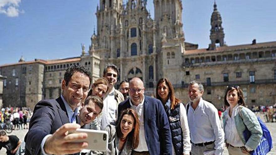 García Ejea, ayer en Santiago, con candidatos a las generales por A Coruña y dirigentes del partido en la provincia.