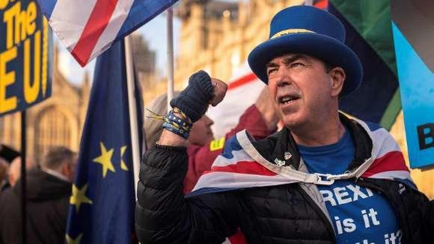 El activista en contra del &quot;Brexit&quot; Steve Bray, ayer en una protesta. // Efe