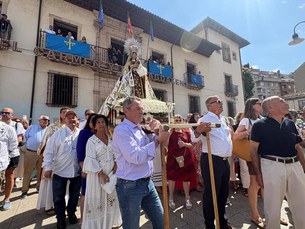 La procesión detenida ante el ayuntamiento para vivir la tirada de la mañana.
