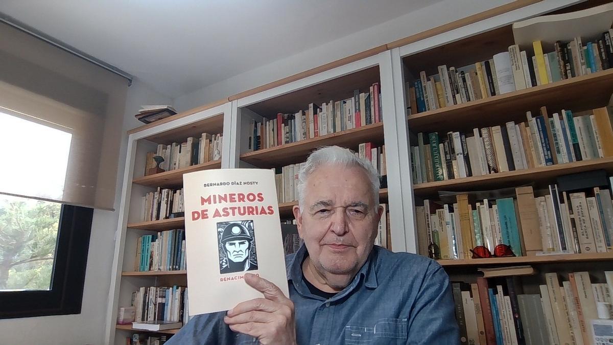 Bernardo Diaz Nosty, en su casa de Málaga, con su último libro, "Mineros de Asturias"