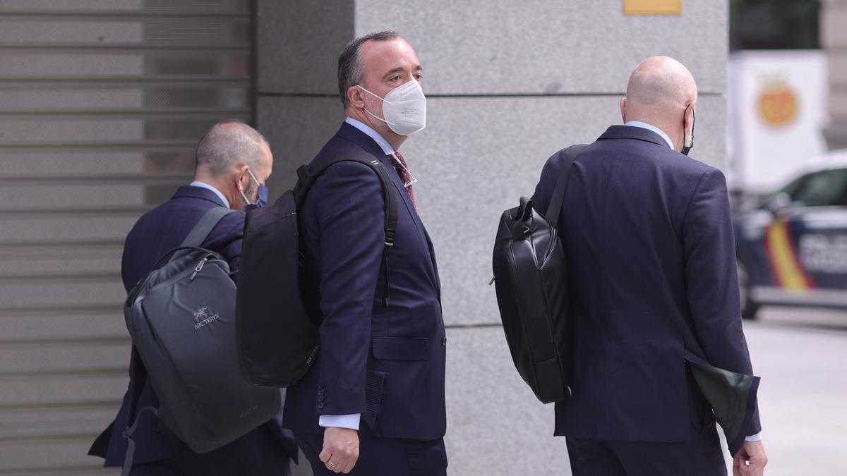 El exsecretario de Estado de Seguridad Francisco Martínez (2i) se dirige a la Audiencia Nacional para declarar sobre la 'Operación Kitchen', a 12 de julio de 2021, en Madrid.