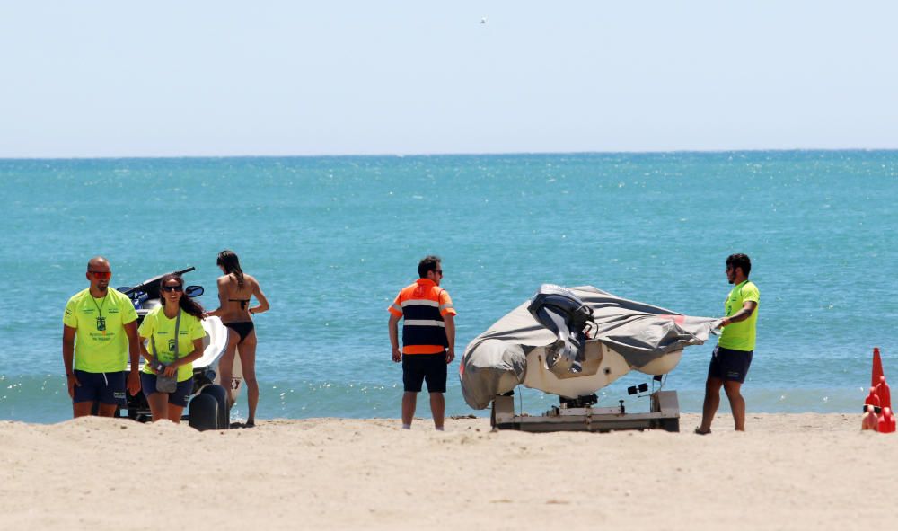 Comienzan las labores de limpieza de las playas de Málaga capital antes del inicio de la temporada de verano