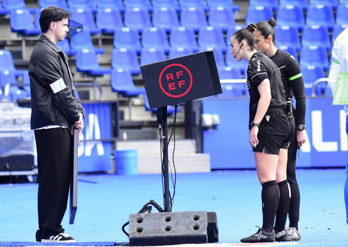 El equipo arbitral revisa una acción en el FVS