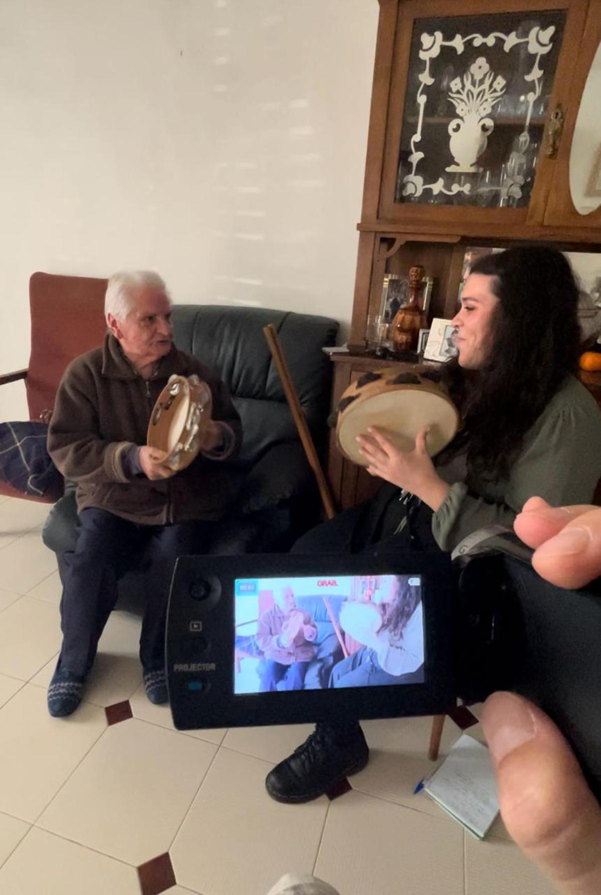 Leticia López Rey durante unha recollida.