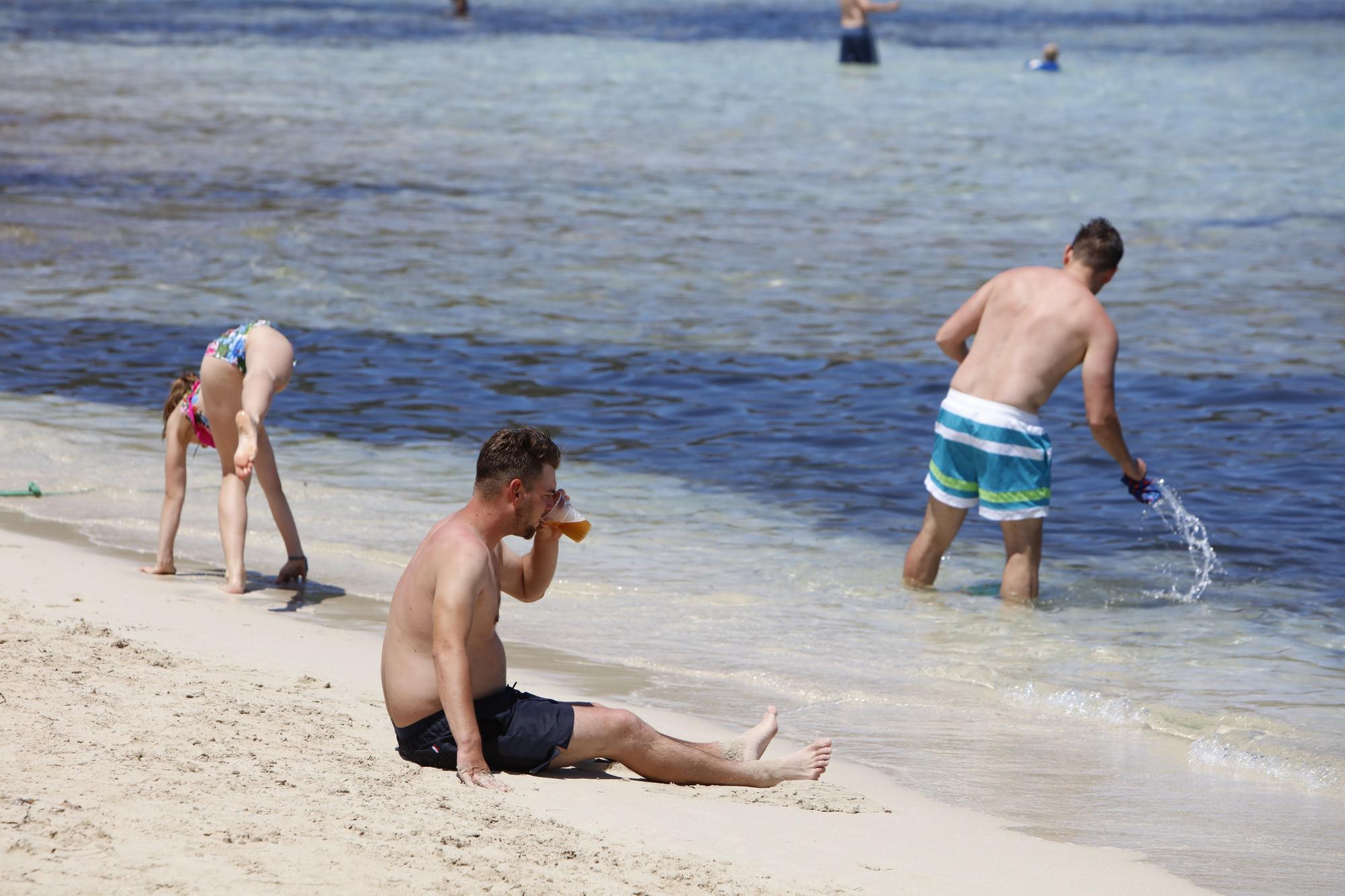 Wie im Hochsommer. So vergnügen sich schon jetzt die Urlauber an der Cala Agulla bei Cala Ratjada