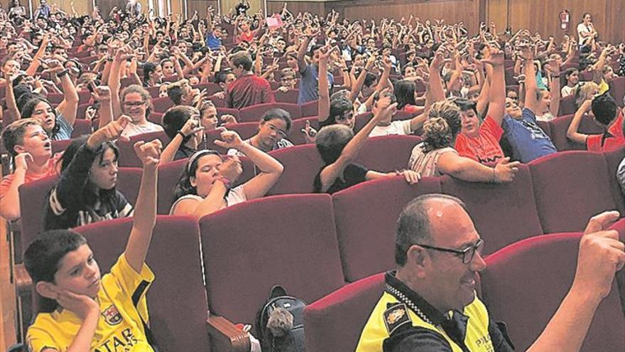 Los niños de Nules claman junto a ‘El Langui’ contra el acoso escolar