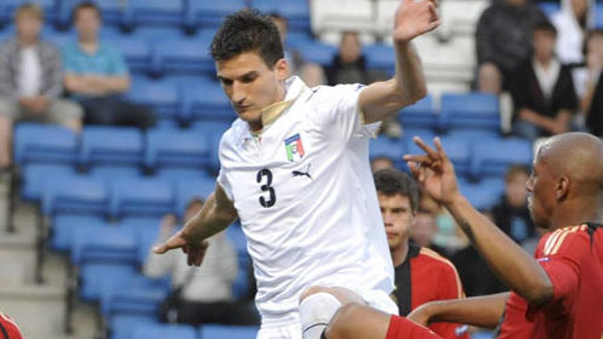 Andreolli durante un partido con Italia.