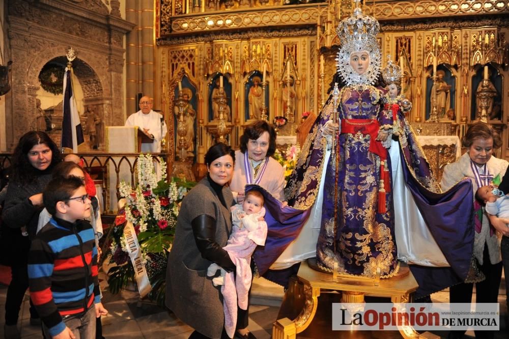 Bajo el manto de la Virgen