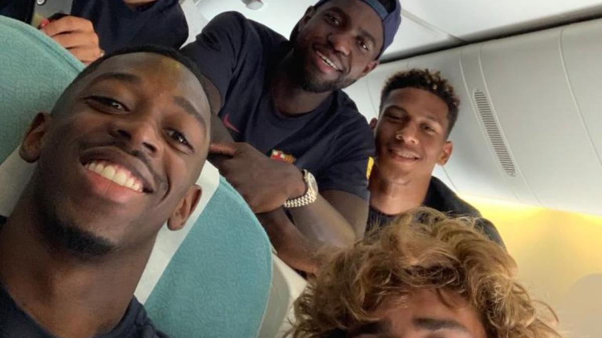 Dembelé, Griezmann, Lenglet, Umtiti y Todibo, en el avión del Barça camino de Tokio.