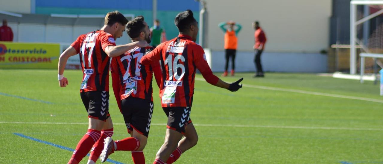 Los futbolistas del Salerm Puente Genil celebran el primer gol ante el Gerena, en el Manuel Polinario.