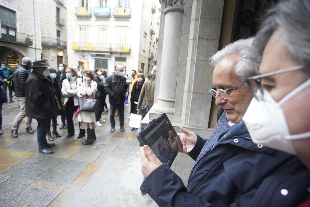 Companys, amics i familiars acomiaden en un acte sorpresa a l'interventor municipal