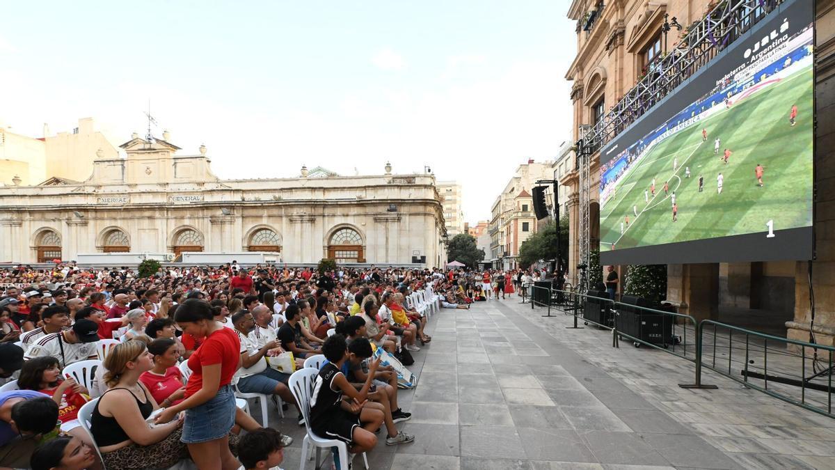 Pantalla gigante frente al Ayuntamiento de Castelló.