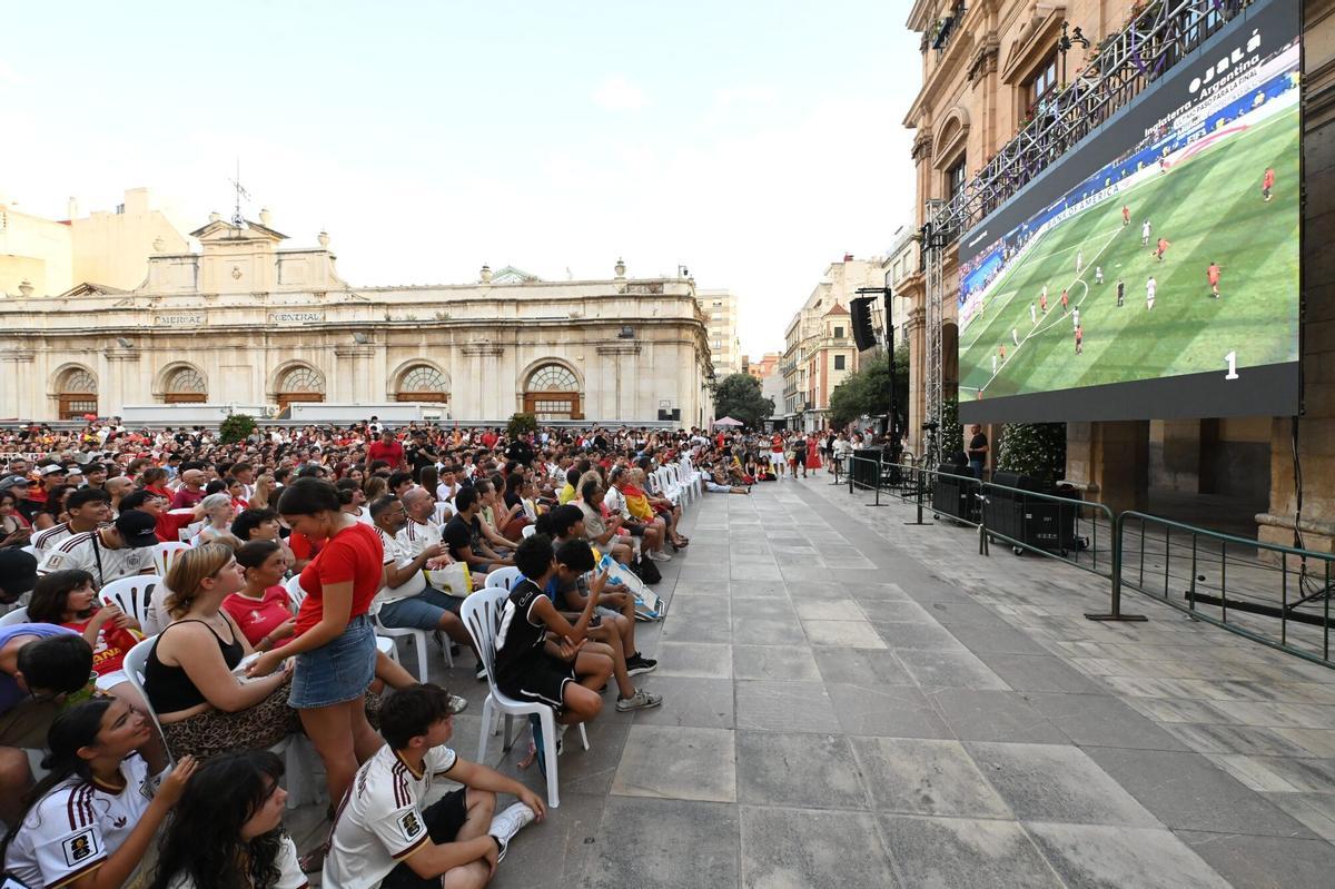 Los aficionados vibran desde la Plaza Mayor. Los aficionados vibran desde la Plaza Mayor.