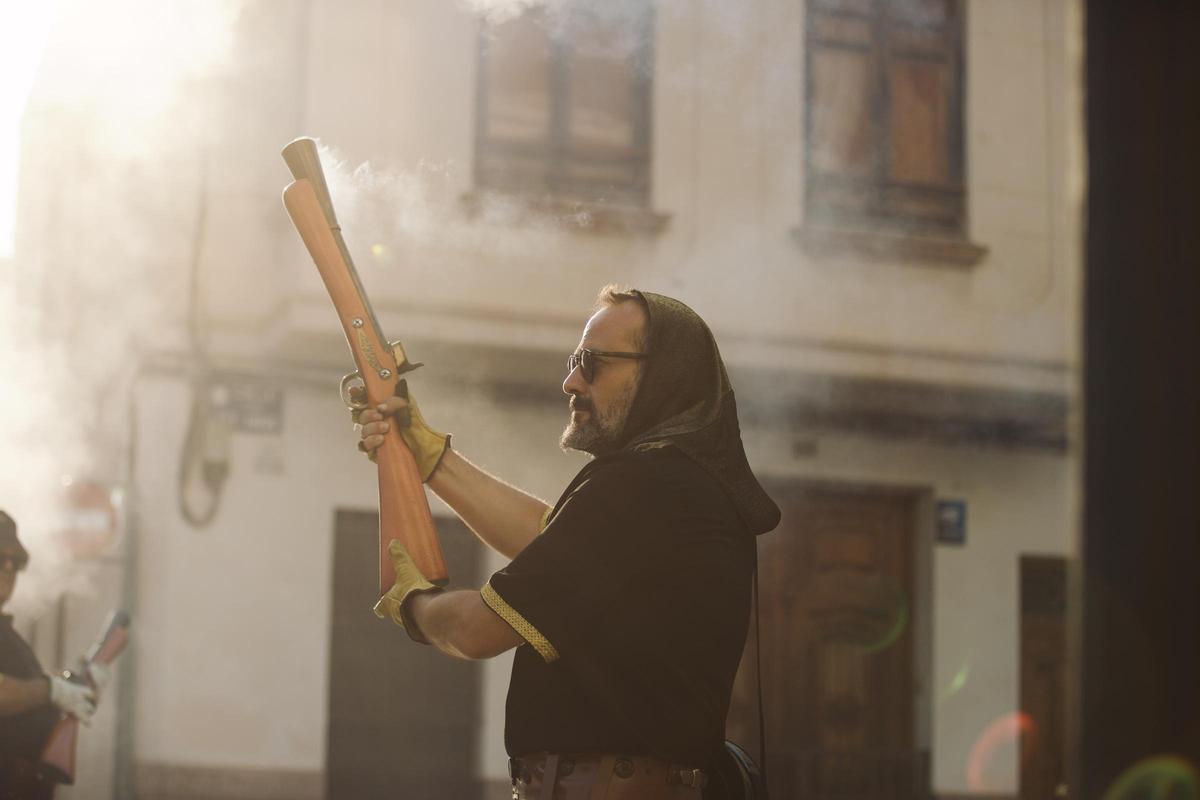 La ‘trabucà’ de las comparsas cristianas reconquista la Torre de Torrent