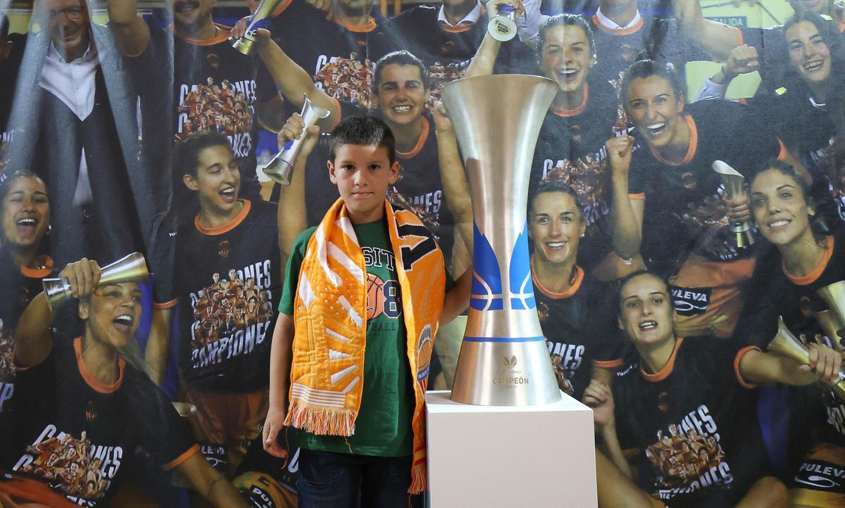 El trofeo de la Liga ya está en la Fonteta