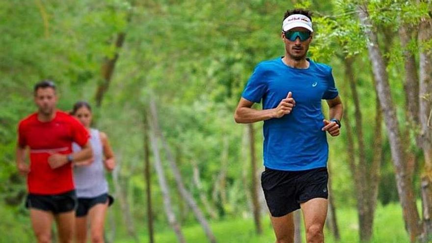 Mario Mola, durante un entrenamiento por Banyoles.