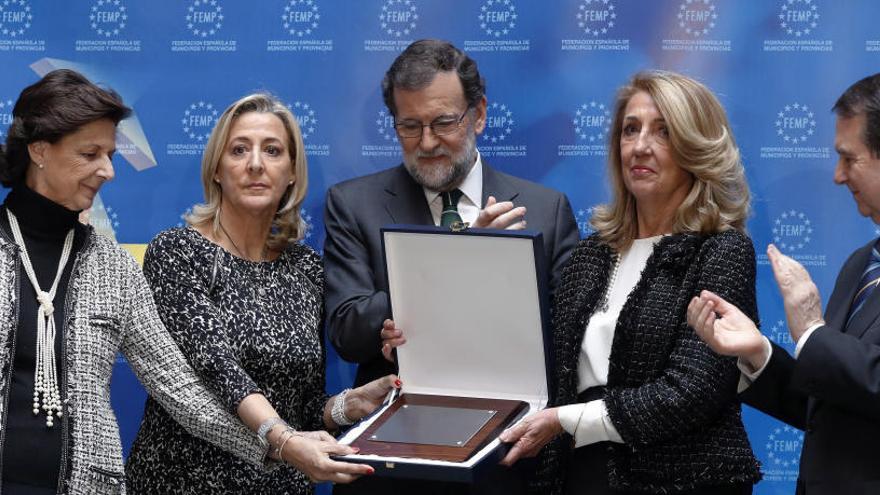 Momento del homenaje con Rajoy.