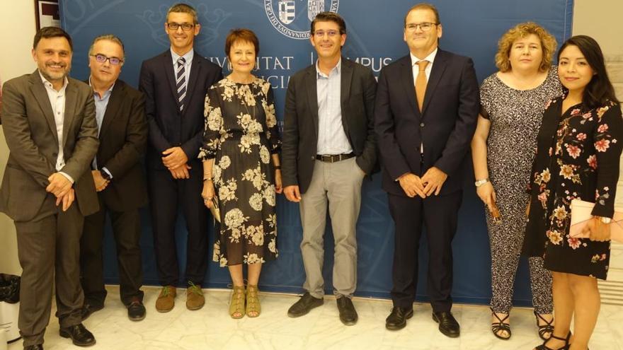 Rodríguez y Mestre junto a representantes del campus en la graduación de alumnos