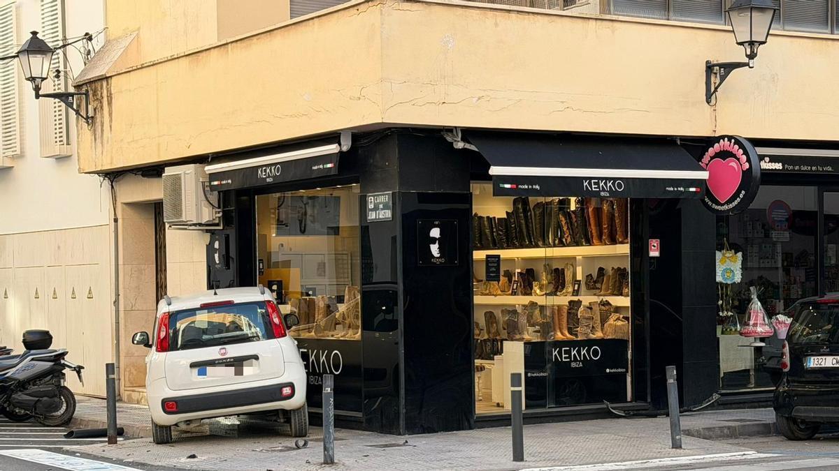 El coche estamapado contra el escaparate en una tienda de Ibiza.