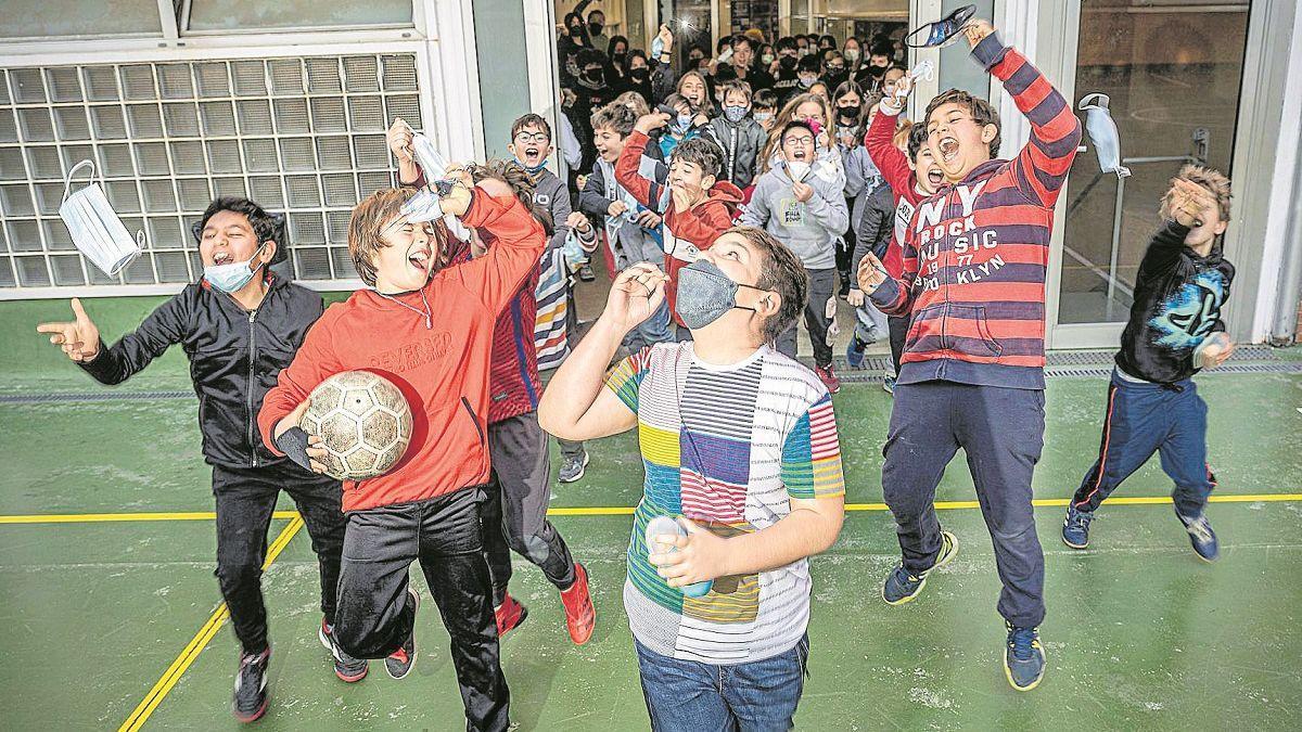 Niños en el patio en un colegio de Barcelona, donde ya no es obligatoria la mascarilla.