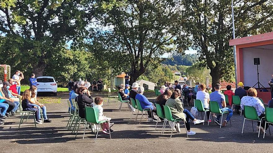 Ediles y vecinos estrenan la obra del centro social de Madriñán