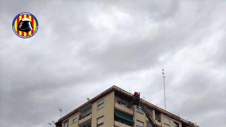 Cierran un colegio electoral de Paterna por la caída de cascotes