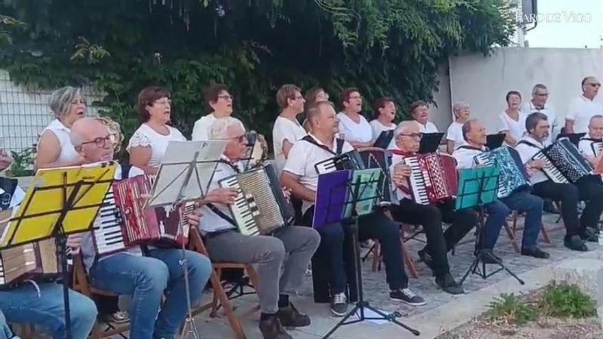 Actuación de la agrupación Amieiro de Mos